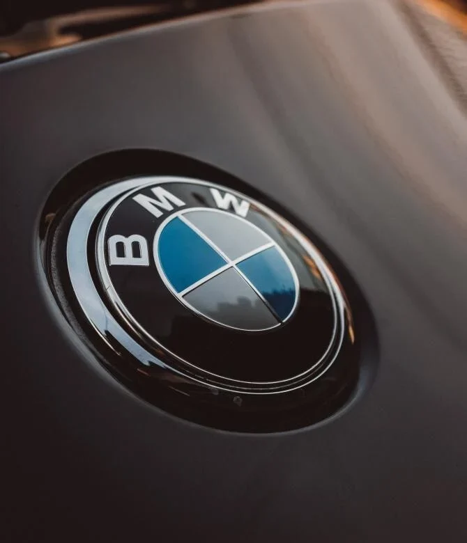 Maşina viitorului prezentată de BMW. Vorbeşte cu oamenii şi îşi schimbă culoarea ca un cameleon