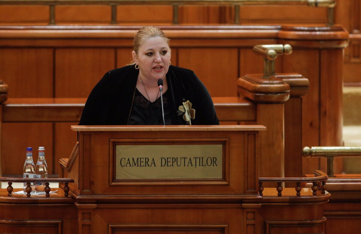 Șoșoacă susține că a fost agresată în Parlament. Simonis: „Era să mă mâncați, doamnă, ce violență contra dumneavoastră”