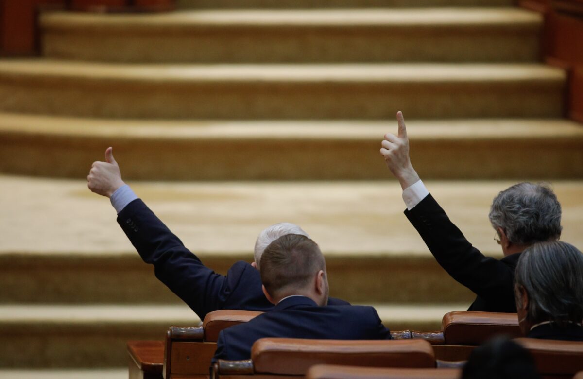 Răzgândire a Coaliției. Noi categorii exceptate de la interzicerea cumulului pensie-salariu de la stat