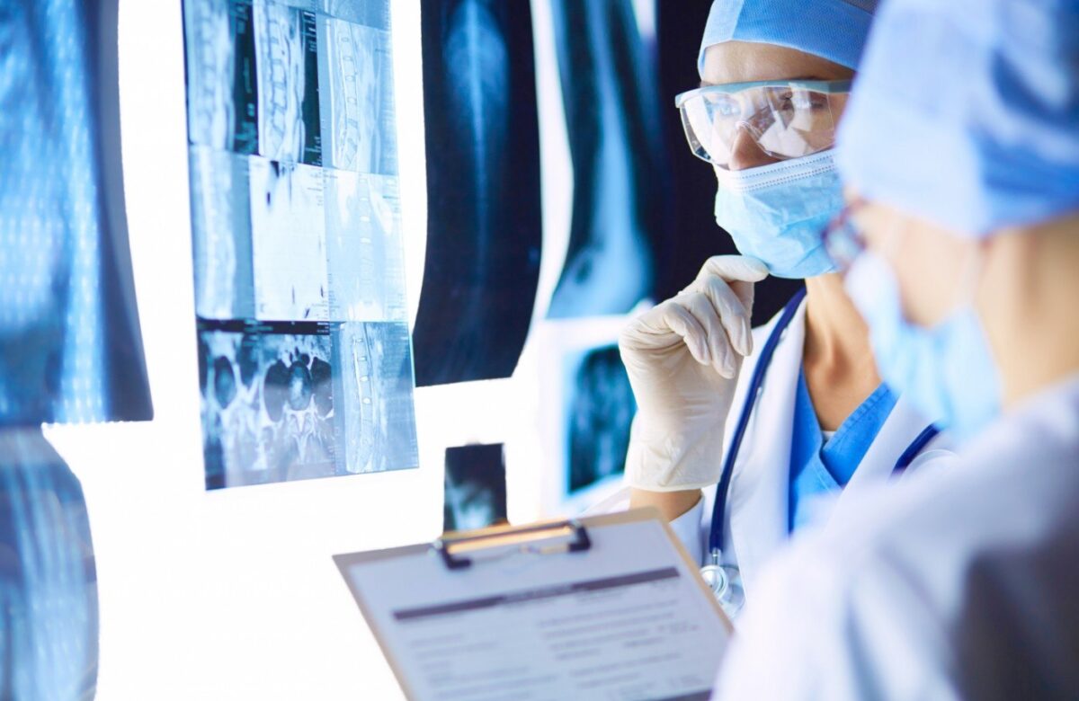 Cum a descoperit o femeie că are cancer, după ce medicii i-au spus că probabil n-are „nimic”. Drumul de la boală la nuntă