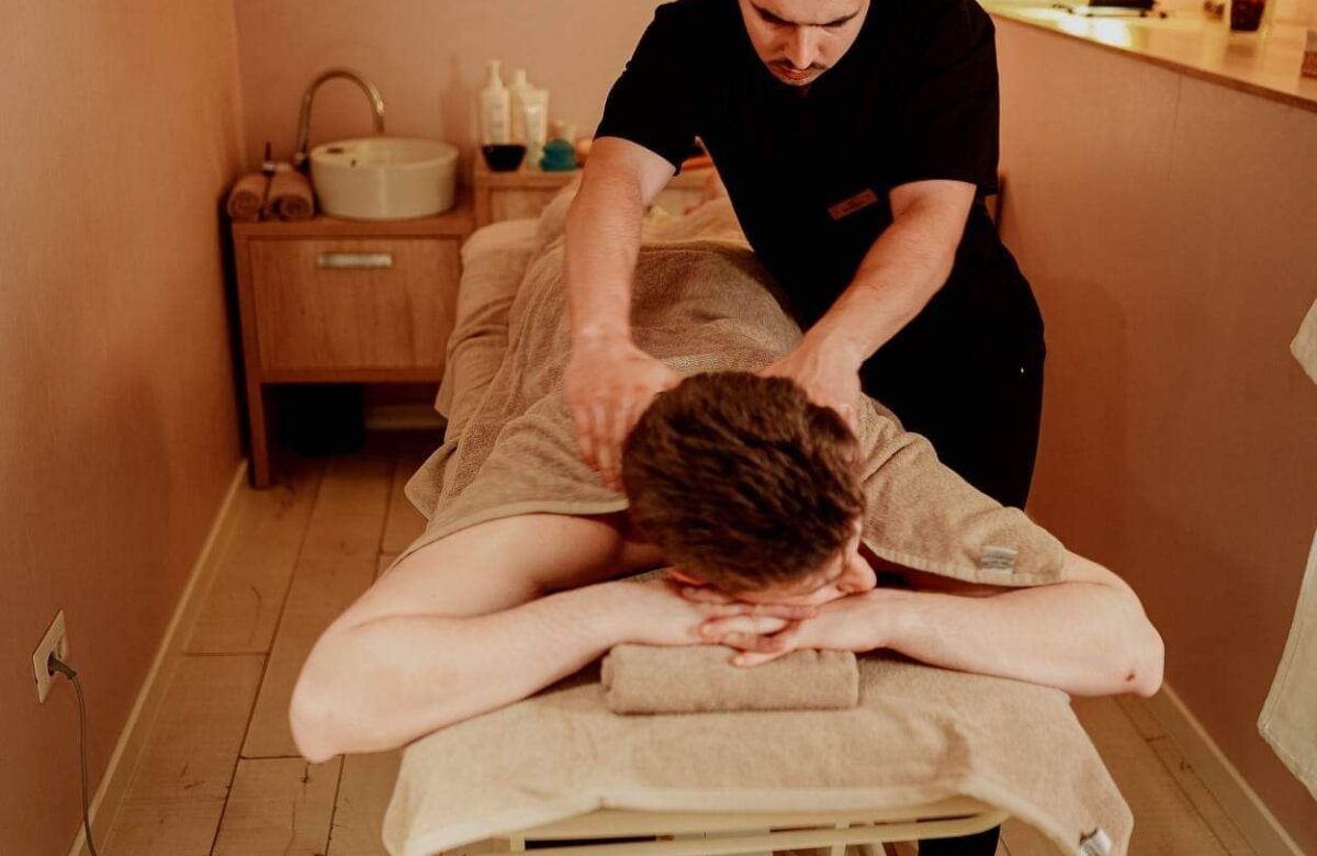 Munca de birou, dușmanul coloanei vertebrale. Un specialist în masaj terapeutic ne dezvăluie cum evităm problemele FOTO