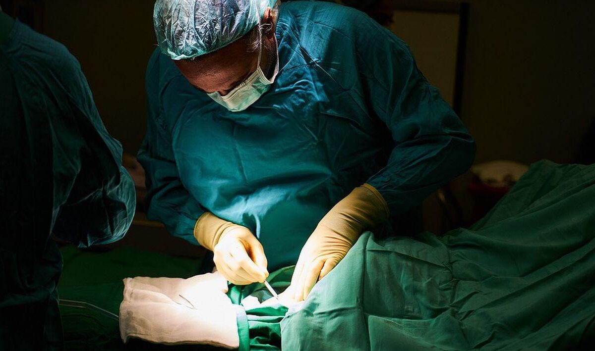 Medicii de la Spitalul Militar Central au extirpat cu succes o tumoră ovariană de 6 kg