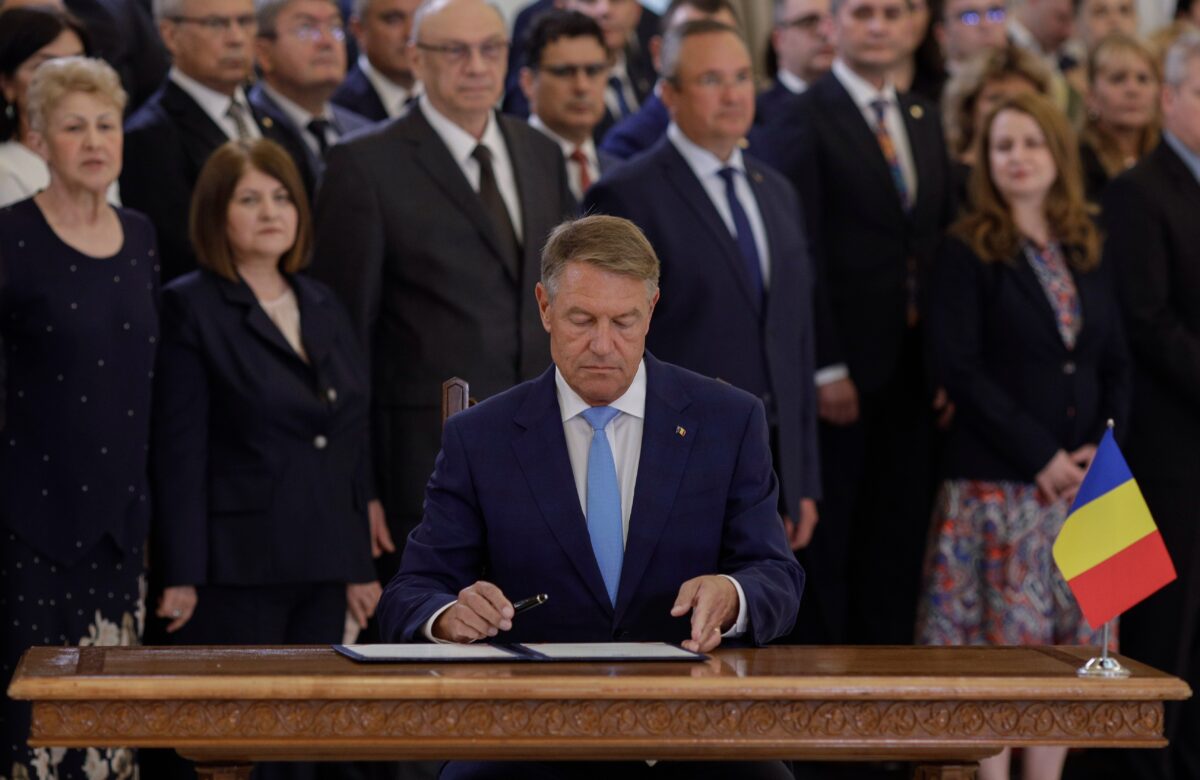 Klaus Iohannis a semnat decretul prin care ia act de demisia lui Marius Budăi. Marian Neacșu, interimar la Ministerul Muncii