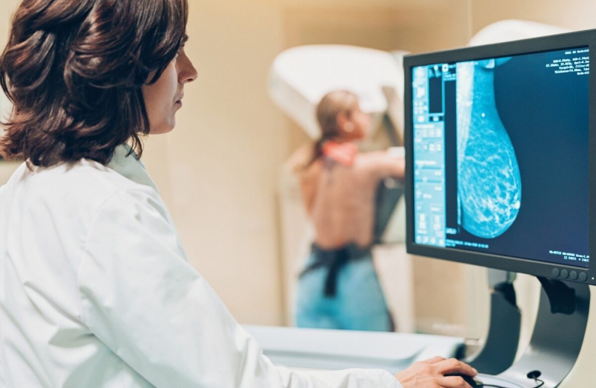 Inteligenţa artificială ar putea ajuta la depistarea cancerului de sân. Cât de sigură este metoda și care sunt avantajele