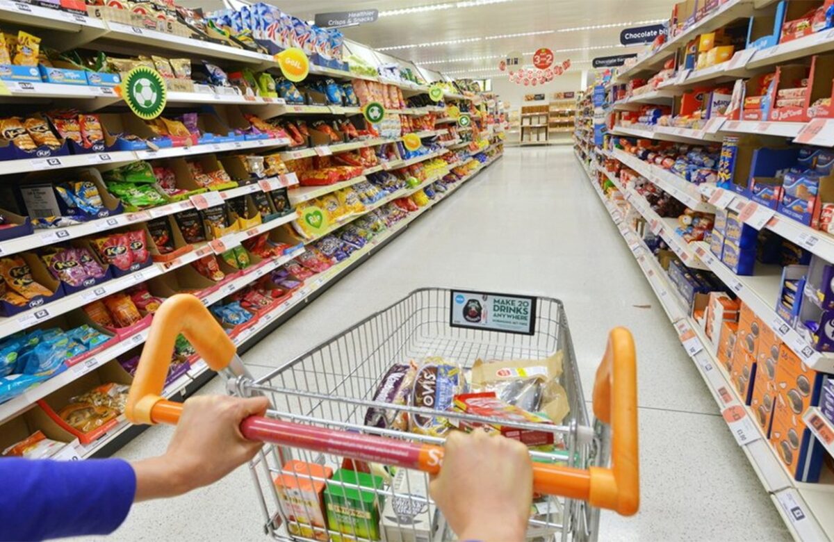 Premierul, bucuros că magazinele REDUC PREȚURILE la alimentele de bază. „Este o soluție vitală pentru protejarea puterii de cumpărare a românilor”