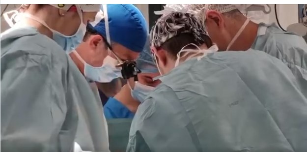 Prima implantare a unei inimi artificiale la un copil, în România VIDEO