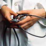 Pedepse mai aspre pentru cei care bat medici. Un deputat vrea ca doctorii să beneficieze de aceeași protecție penală ca polițiștii și militarii