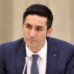 Manda susține că Ilie Bolojan, demis de PSD și AUR, a rămas la guvernare în urma unei „înțelegeri secrete” cu George Simion