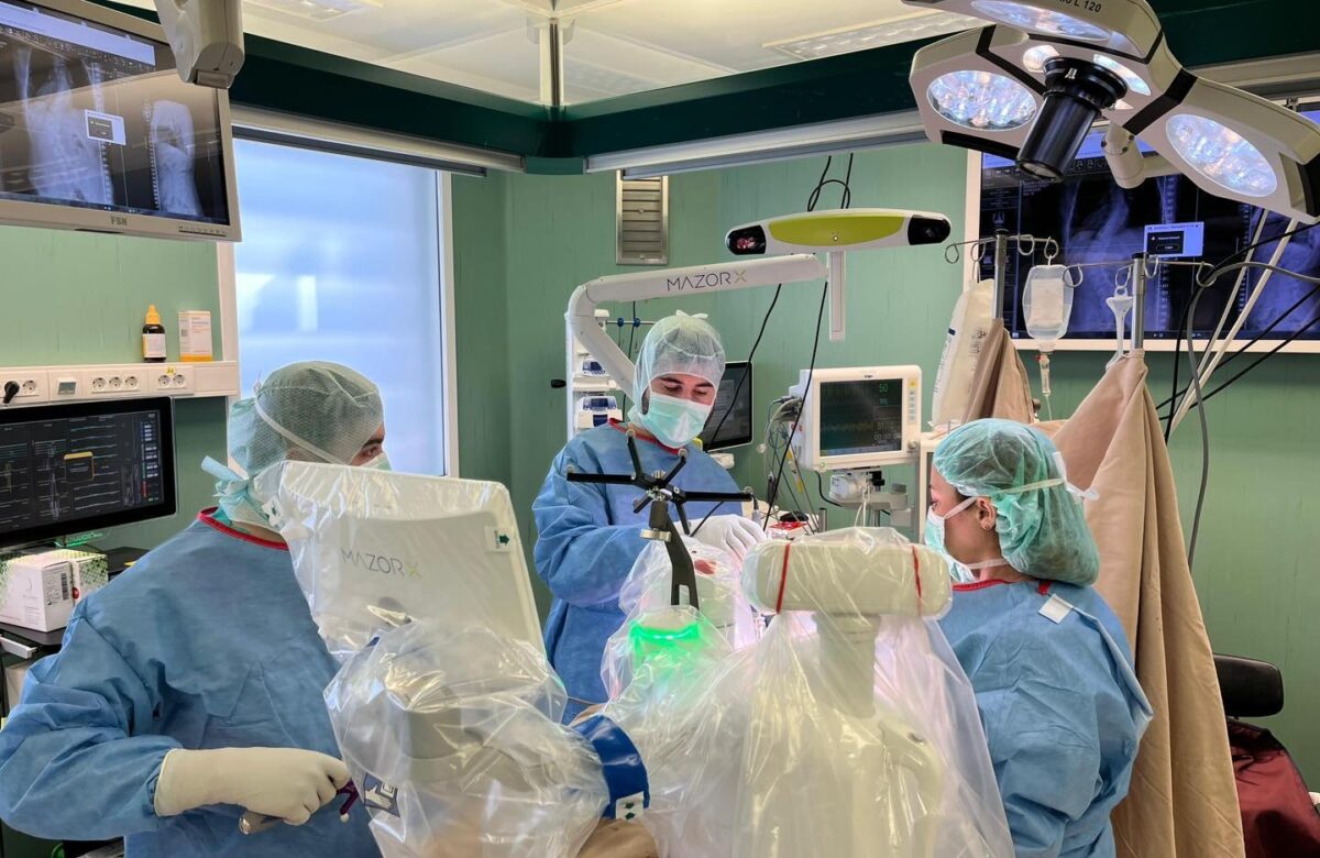 Un robot a realizat o operație rară la un spital din Capitală. Ministrul Sănătății anunță că va finanța chirurgia robotică printr-un program special