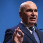 Manifestație pentru Bolojan. Susținătorii premierului se adună în Piața Victoriei, în ziua în care PSD hotărăște ieșirea de la guvernare