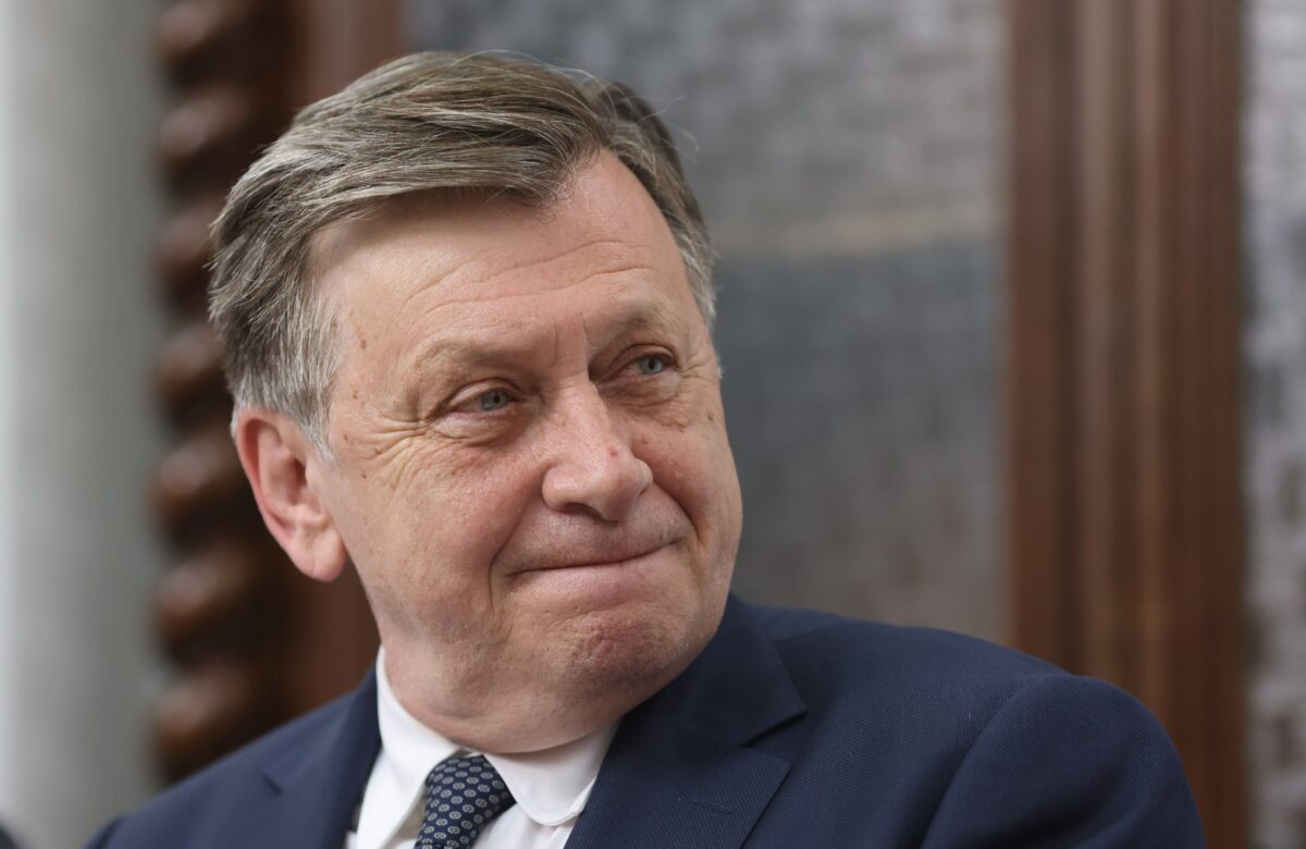 Crin Antonescu, critici virulente la adresa „#rezist” și reacțiilor față de Nicușor Dan: „Există posibilitatea ca mulți membri ai haitei să turbeze”