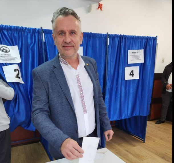 „Bă, ar trebui să aruncăm în aer clădirile astea”. Deputatul AUR, care a instigat public la incendierea instituțiilor, trimis în judecată