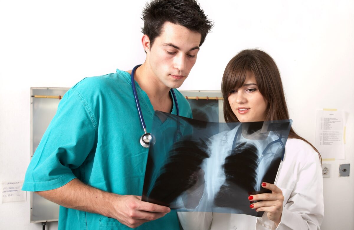 De la „boala sărăciei” la boala stresului. Cum s-a schimbat profilul pacientului cu TBC și ce tratamente noi apar în România