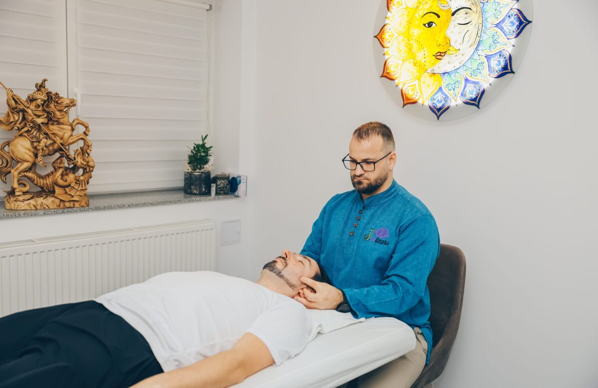 Ce este terapia Joolizara, metoda alternativă care îi face pe unii oameni să tremure