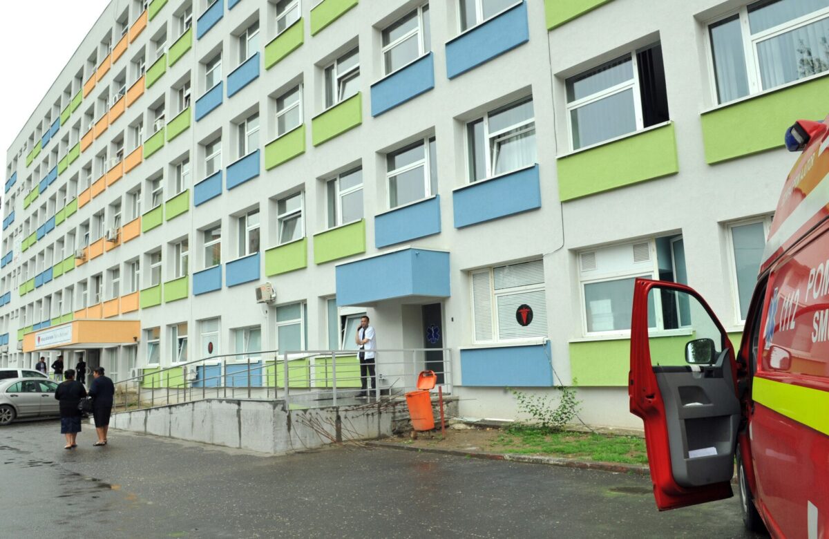 Securitatea spitalelor, o glumă pe bani publici: de la bătăi cu topoare la furtul instalației de oxigen. Cine păzește, de fapt, bolnavii din România?