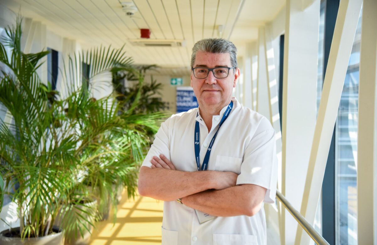 Dr. Liviu Ojoga, șeful Secției de Ortopedie și Traumatologie SANADOR: „Chirurgia robotică ne permite să obținem un genunchi perfect balansat“