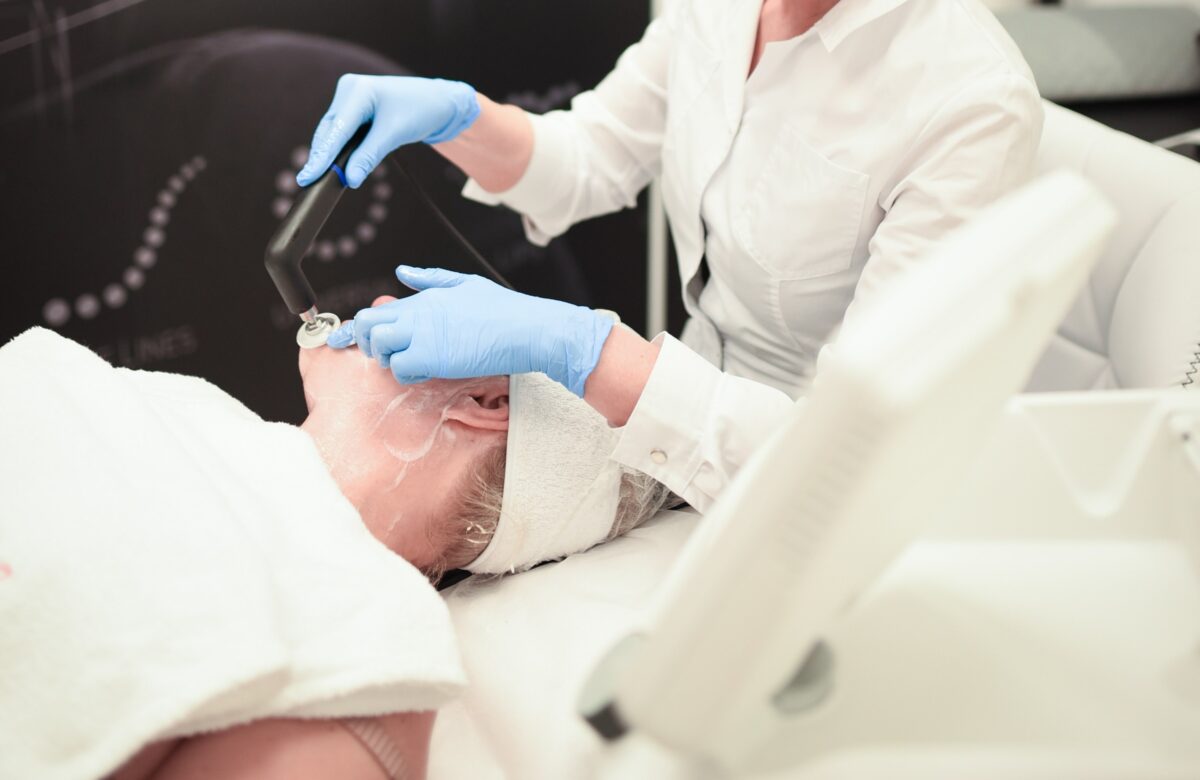O femeie a murit după un lifting facial la o clinică din București. Motivul pentru care inspectorii sanitari nu au putut intra în cabinet