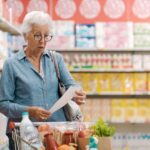 Piețe și magazine tot mai goale. Vânzătorii comerciali lasă din prețuri din lipsa clienților