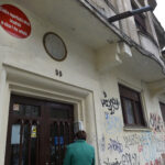 Românii care locuiesc în clădiri cu risc seismic ar putea fi obligați să le consolideze singuri. Pot fi chiar și amendați, dacă întârzie lucrările
