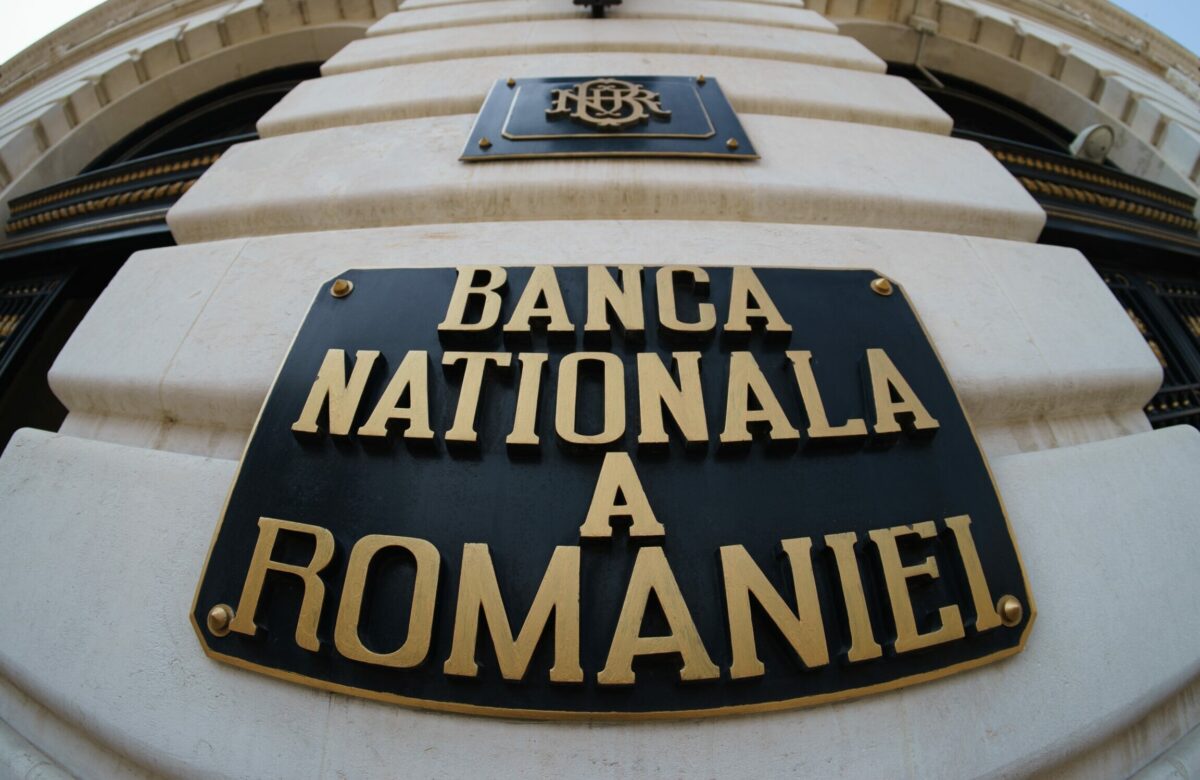 Cu o zi înainte de moțiunea de cenzură leul își continuă deprecierea. La cât este cotată azi moneda națională de BNR