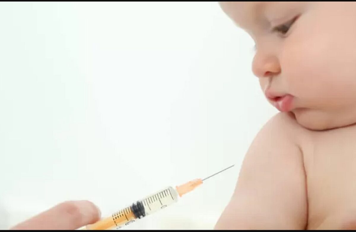 O nouă teorie conspiraționistă câștigă teren în România. Cum își pun unii părinți nou-născuții în pericol refuzând injecția cu vitamina K