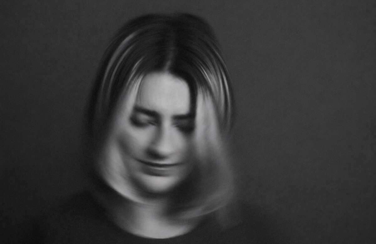 Scena pop-indie autohtonă are un nou nume: Antonia Roman debutează la 19 ani cu albumul „Mechanics of the Heart”
