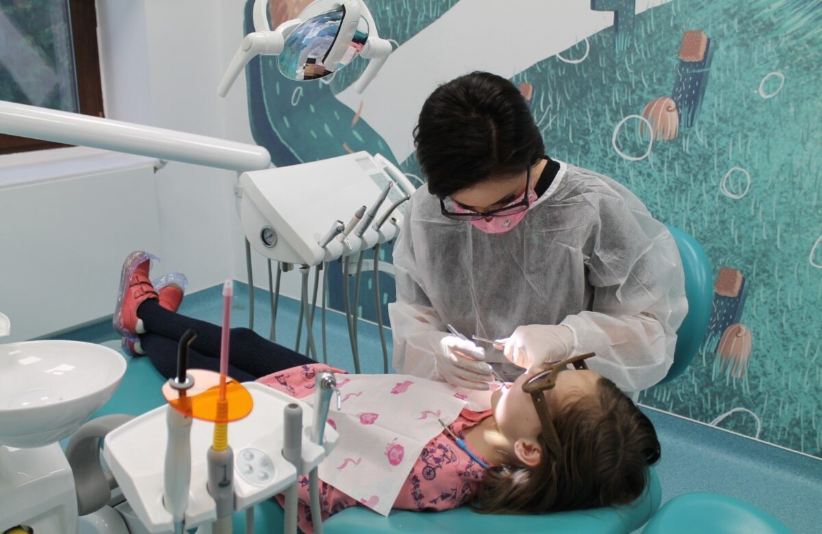Cariile la copiii mici ar putea fi ținute sub control cu o substanţă ieftină şi eficientă. Fără freză, fără injecţii şi anestezie generală