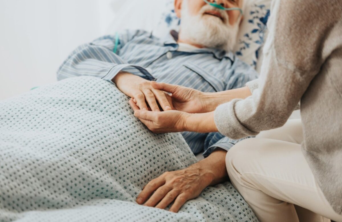 Aparţinătorii pacienţilor oncologici pot beneficia de concediu şi indemnizaţie pentru însoţirea la investigaţii medicale. Inițiativa, adoptată în Senat