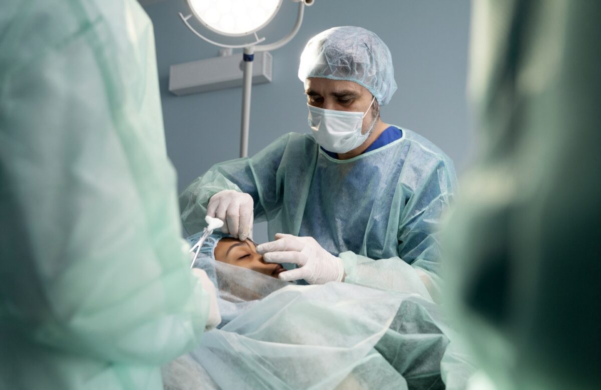 Caz medical extrem de rar în lume. Unui adolescent i-a crescut un dinte deasupra ochiului