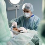 Caz medical extrem de rar în lume. Unui adolescent i-a crescut un dinte deasupra ochiului