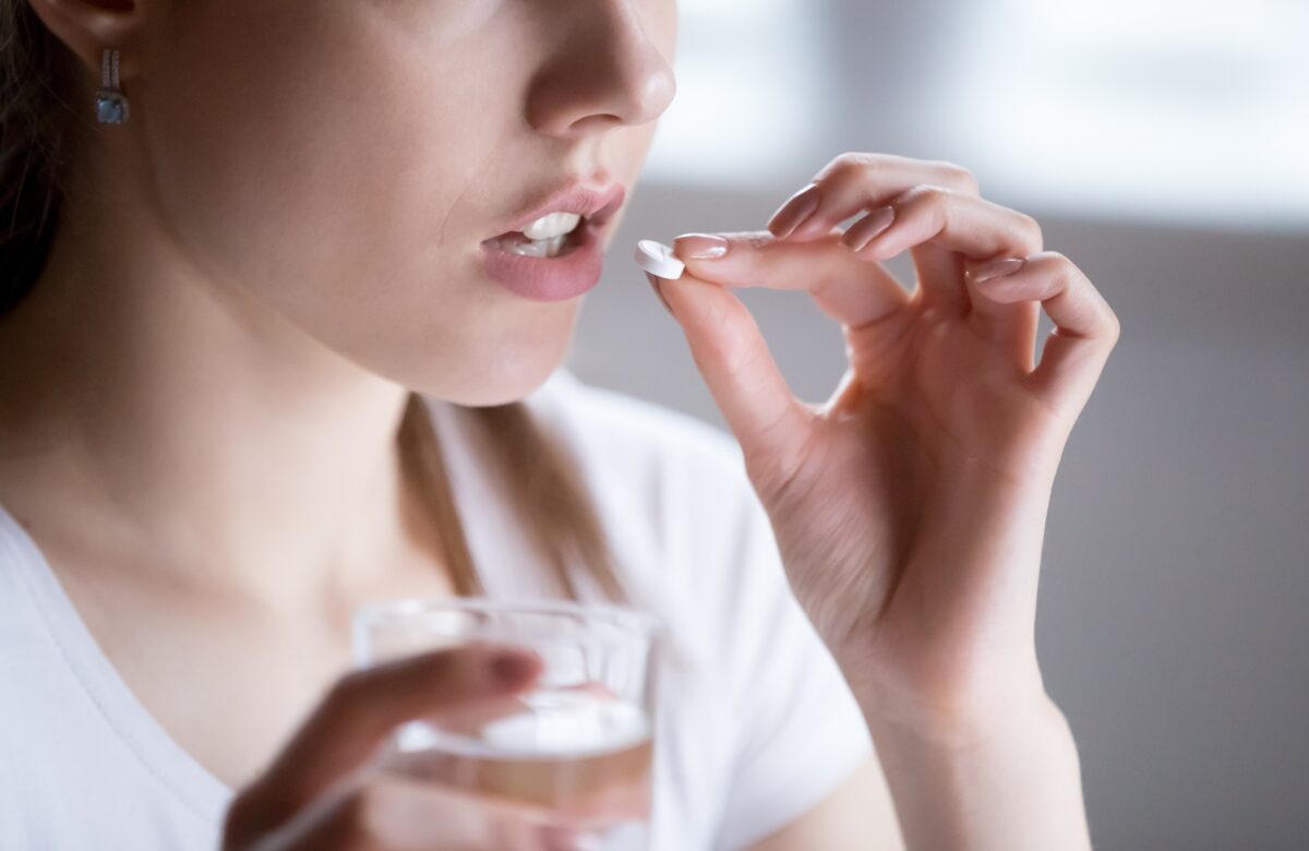 Greșeala pe care mulți oameni o fac atunci când răcesc. Medicamentele care nu ajută și pot face mai mult rău