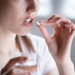 Greșeala pe care mulți oameni o fac atunci când răcesc. Medicamentele care nu ajută și pot face mai mult rău